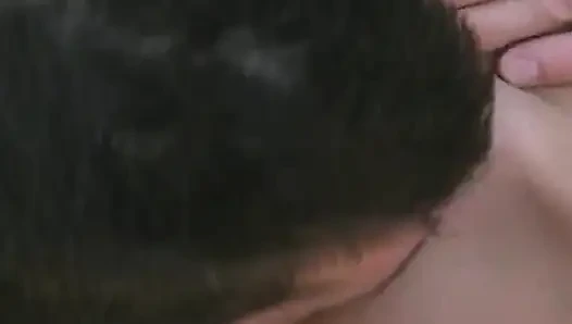 Tante seksi rambut pirang lagi asik nyepong kontol penuh gairah di luar ruangan