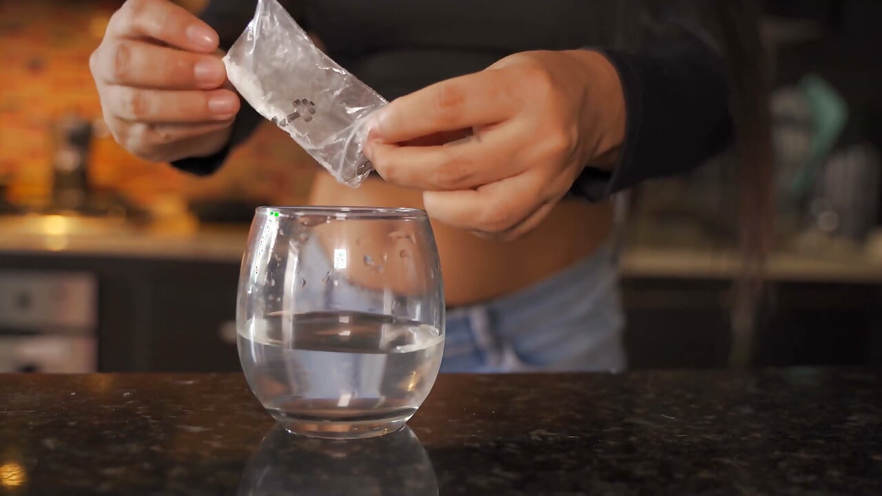Kẻ trộm clip của bạn bước vào nhà và thu nhỏ một người lạ để lấy
