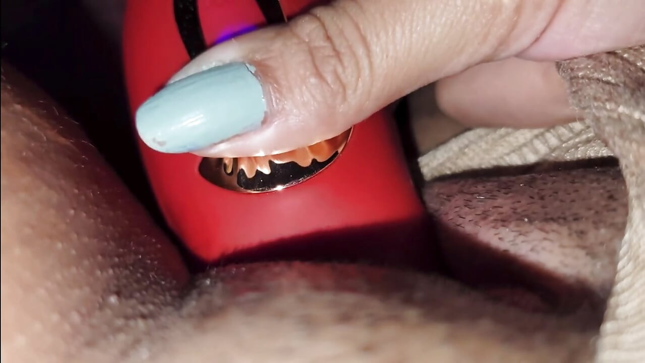 Powerful toy that eats, my pussy, it reached heaven and gives me an orgasm