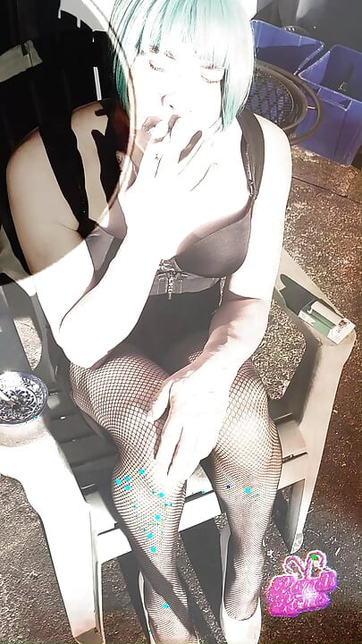 Sexy Sissy Kandi Kane som røyker og leker med kuken hennes