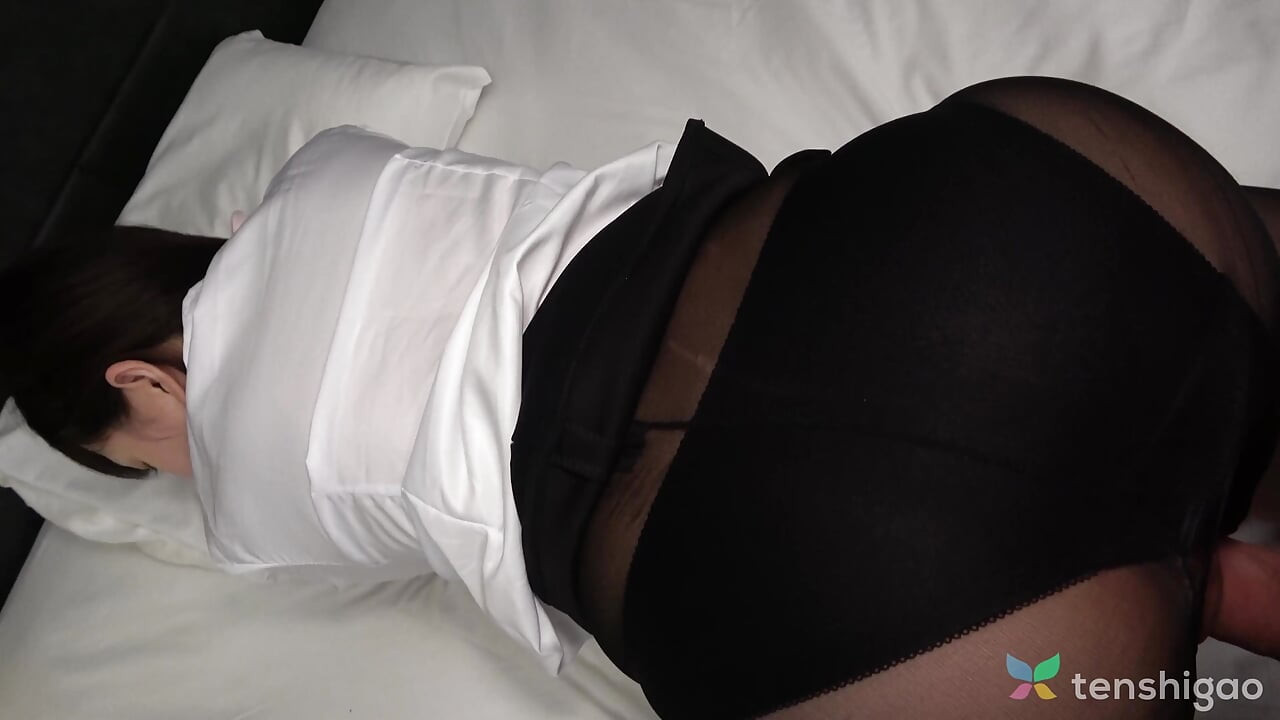 Mai Toda穿着她的办公室制服为我们自慰