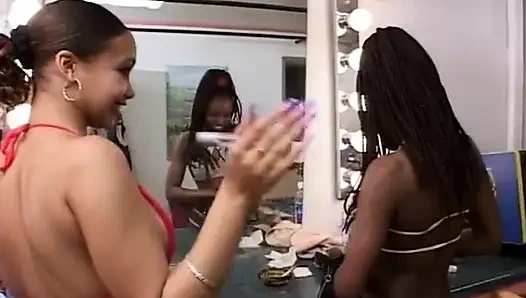 Три сногсшибательно чернокожие ублажают двух больших черных член