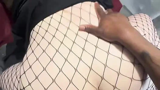 Manajerku mergokin aku lagi asik masturbasi dan besar pria kulit hitam ini dengan ganas