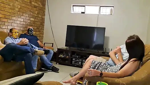 Муж Отдает Жену Друзьям На Гэнгбэнг!