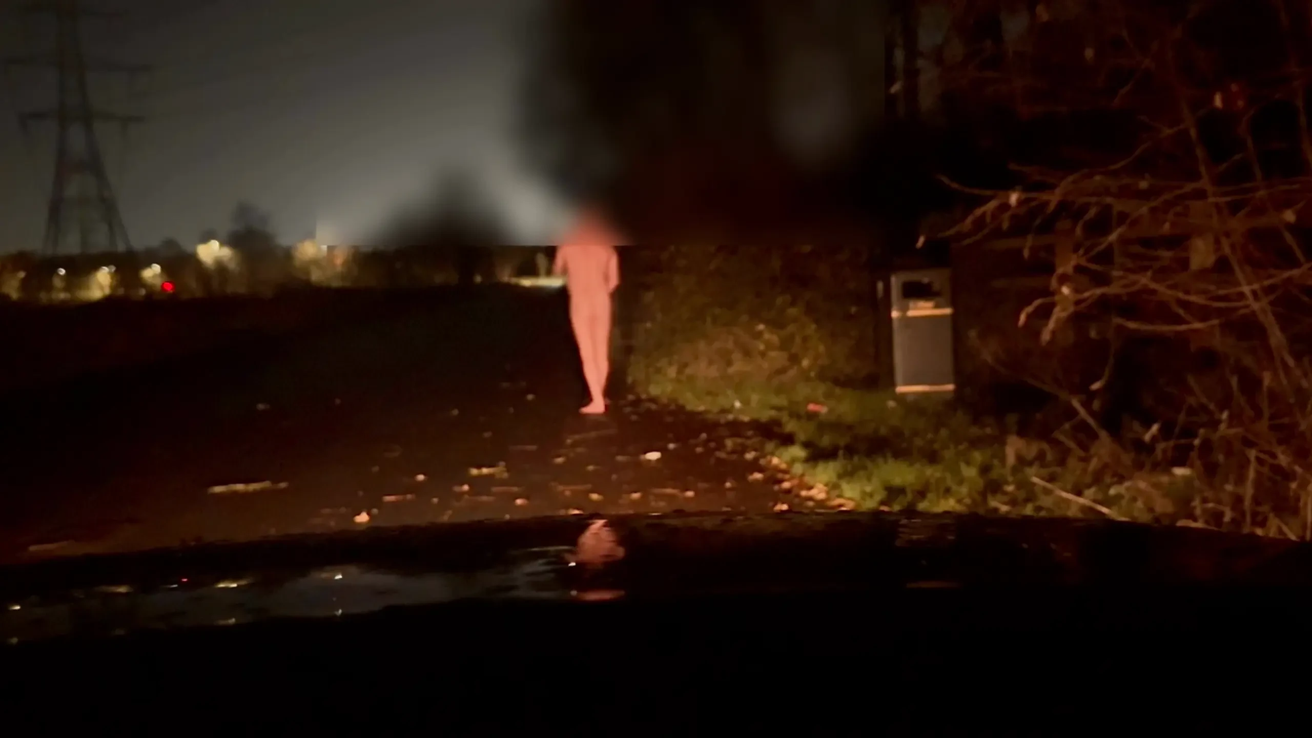 Cởi trần truồng và lắc lư bên đường, một chiếc xe hơi nghĩ đến việc lái xe lên làn đường