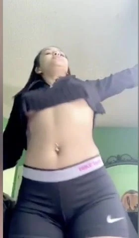 Novinha se exibindo e pagando peitinho - Part 1 (paying tit)