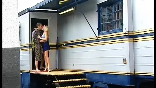 Sarışın Hatun Deri Kanepede Yarak Emiyor