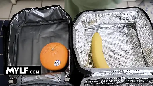 Vernachlässigte milf linda lan Sneaks von nebenan für zwei dicke schwänze gleichzeitig