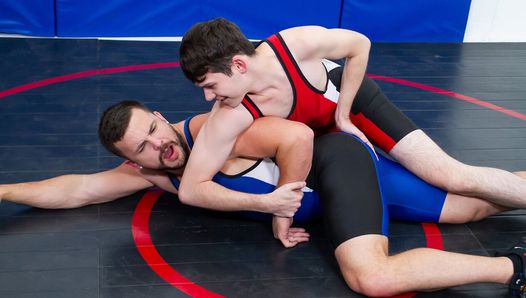 Il cazzoso dakota lovell domina l'amico peloso Eric fuller durante le prove wrestling - varsity grip