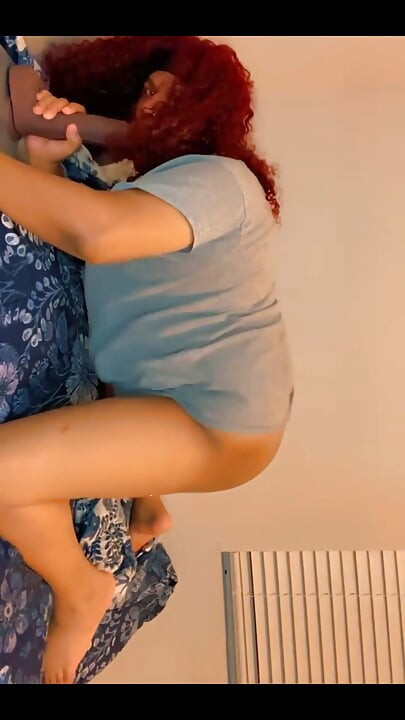 Sugând marele meu vibrator negru, lent și haotic