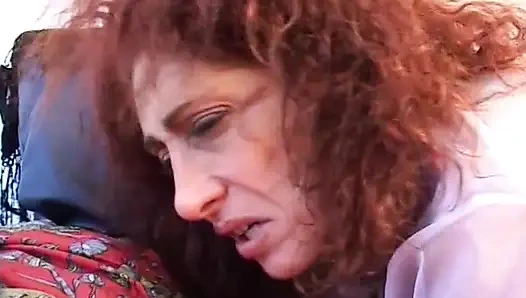 Amatör orta yaşlı seksi kadın sikiliyor ve dölle doluyor