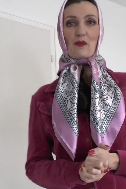 Demonstracija prekrasnih satenskih marama, JOI, Lady Victoria Valente