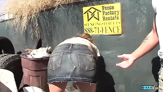 Mysti May kıyafetlerini çıkarıyor ve sert bir şekilde sikiliyor