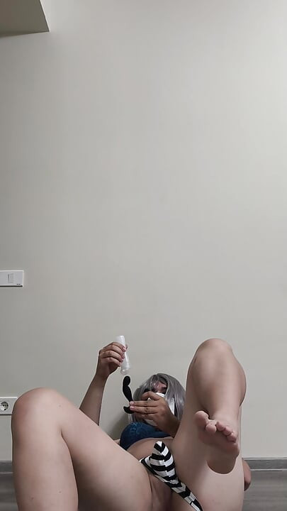 Crossdresser trong đít và con cu rung thong phình ra