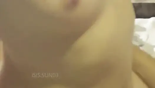 Adik tiriku masuk ke kamarku... Cewek itu lupa pakai celana dalam! - Isis Sun03