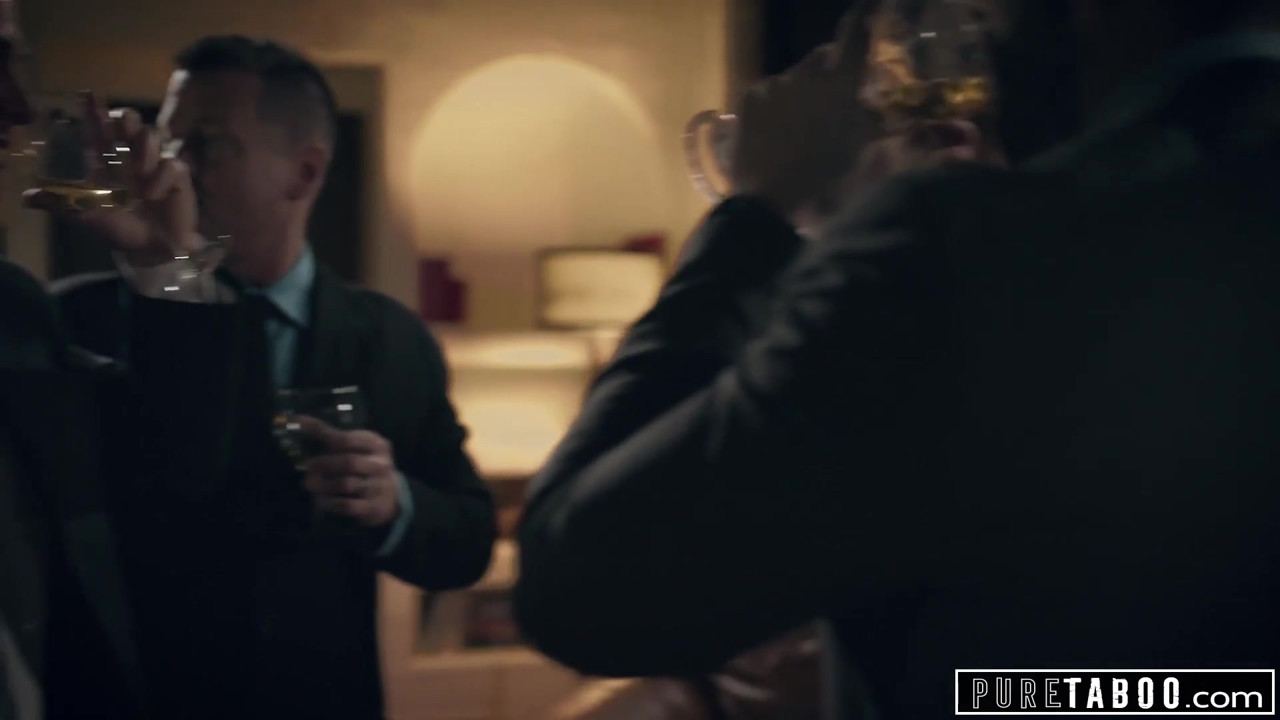 純粋なタブー痴女がビジネスマンに屈辱-公共ファック