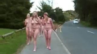 Mädchen ziehen sich öffentlich für den Welt-Nackt-Tag aus