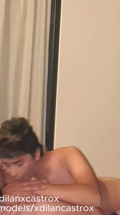 Saya meniduri twink cantik tanpa punggung di luar ruangan dan kemudian kami memasuki rumah saya untuk terus bercinta