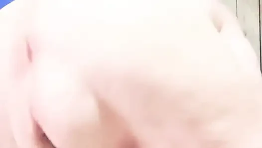 Kabak sikişiyor ve bu azgın kaltak boşalıyor
