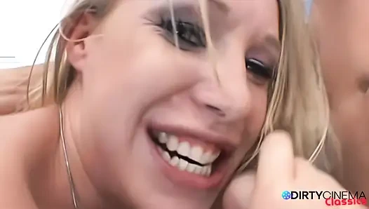 Yarağa aç sürtük birden fazla boşalma için ağzını genişçe açıyor