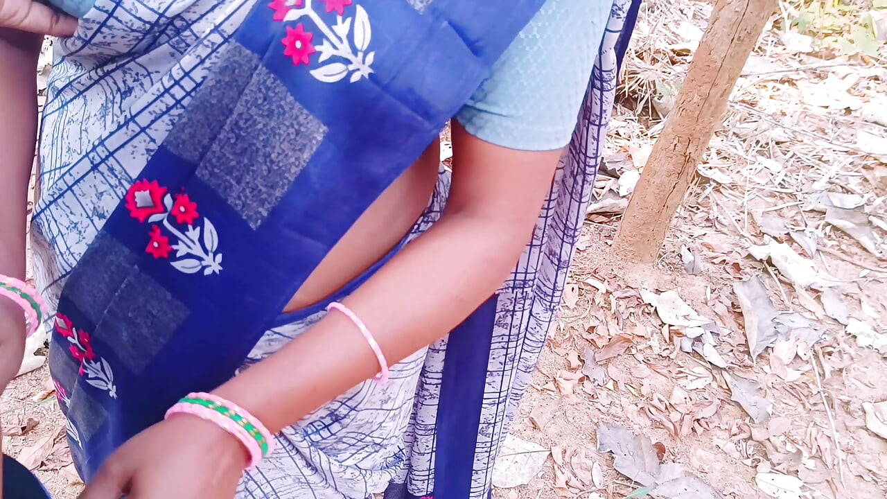 Sexe indien en plein air. Une bhabhi desi se fait baiser secrètement par son mari dans la forêt Mots cochons telugu.