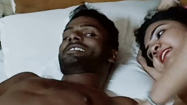 Sumon est arrivé par derrière et a enfoncé son sexe dans le cul d'Alka, qui en voulait plus et plus fort. Alors Alka a appelé un autre mec et a pris les deux bites en même temps.