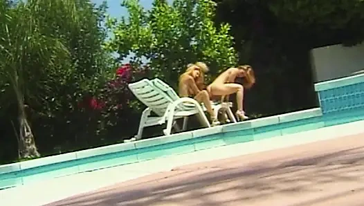 Weiße Höschen Chroniken 08: Poolside Lesbenabenteuer