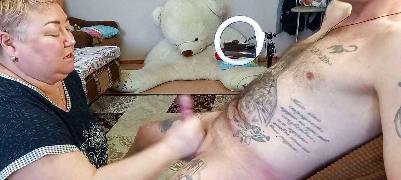 Wrijft room in een lul en laat mijn lul klaarkomen