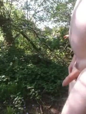 屋外で歩くと射精