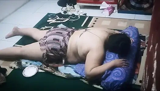Janda gemuk menjadi terangsang saat dipijat