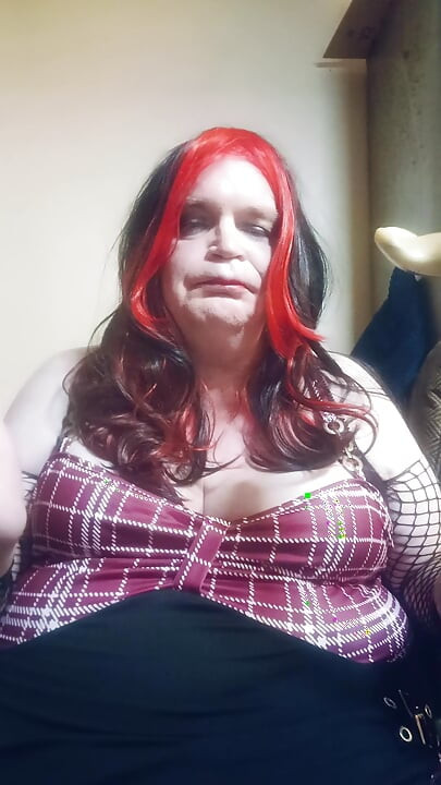 Una charla entre bastidores mientras fuma un puro mini y habla de lo que sí y no hará sexualmente.