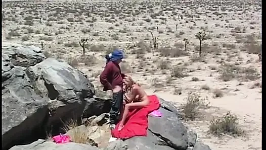 Memek pirang tetek besar mengobel di deserto