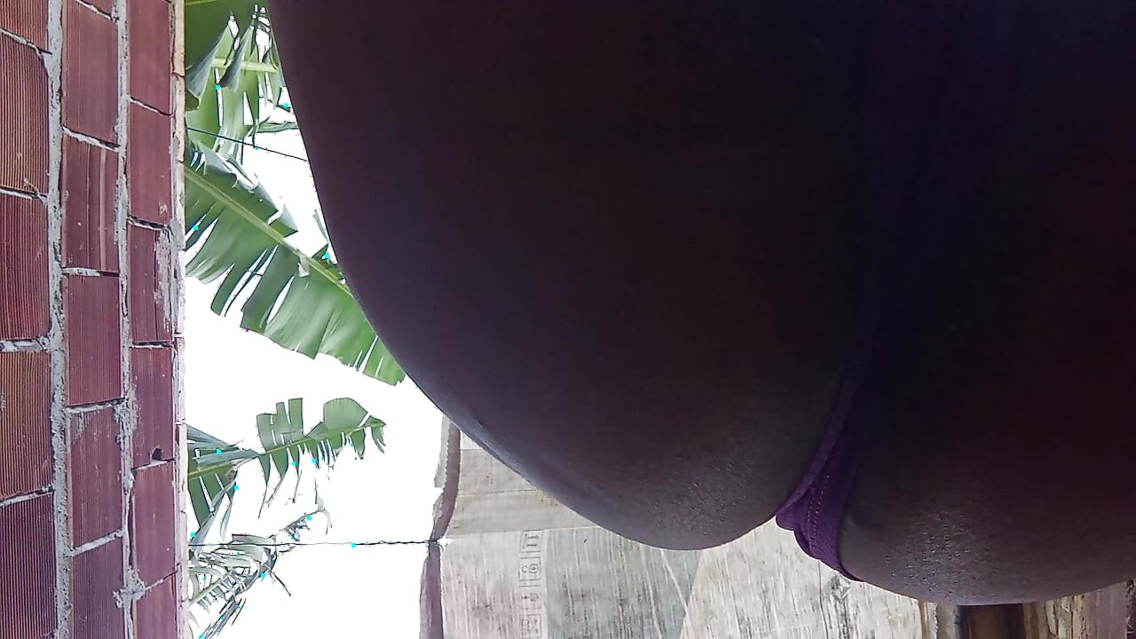 Nestašna debela žena pokazuje svoje ogromne sise i vruću dlakavu pičku na otvorenom