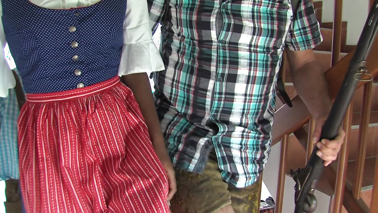 Tesuda negra cavalga dois paus enormes depois de chupar