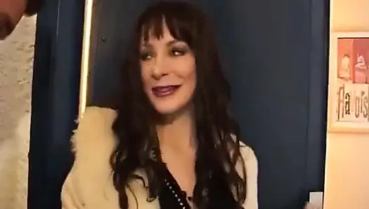 Azgın orta yaşlı seksi kadın zengin bir ceo'nun anal sikilmesini istiyor