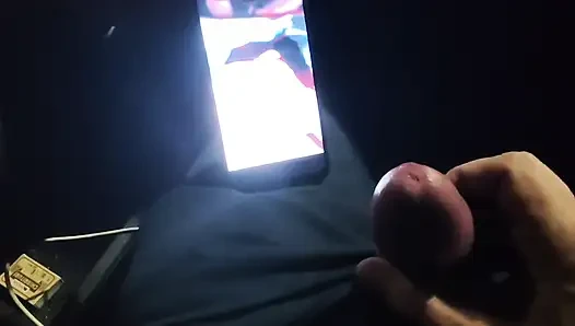 Fast erwischt! Er wichst im Verkehr vor mir, ich liebe es zu beobachten. Großer cumshot!  Teil 2