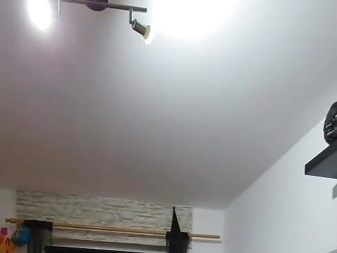Зріла домінатрикс розтягує розтягнуту дупу раба пульсуючим страпоном