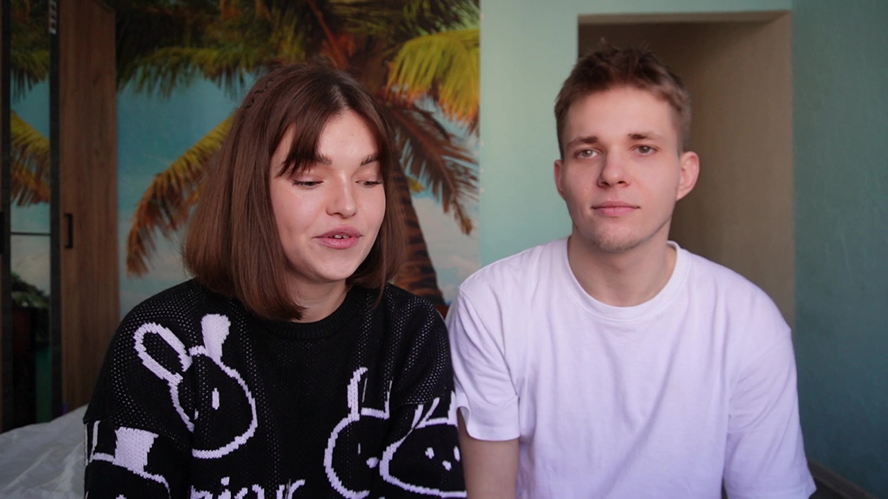 流行的在线游戏在视频博客期间变成继兄弟和继妹之间的性爱