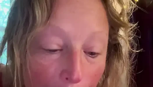 Pouty evli kadın sert bir yarağı seviyor