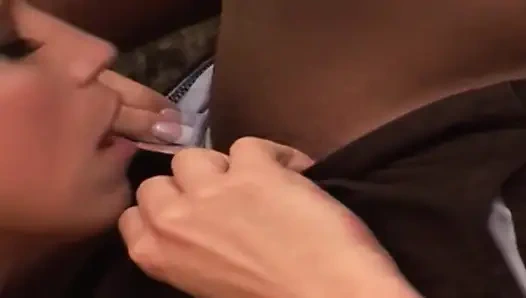 Большой натуральный черный член крошки с большими натуральными сиськами