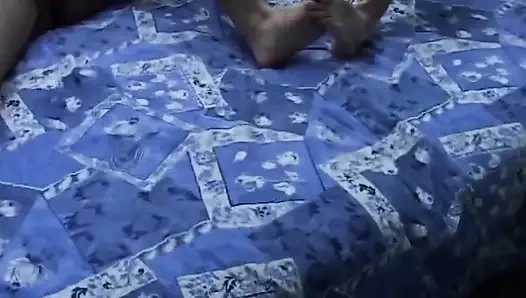 Возбужденную милфу глубоко отфистили от взрыва текущего бубуда розы