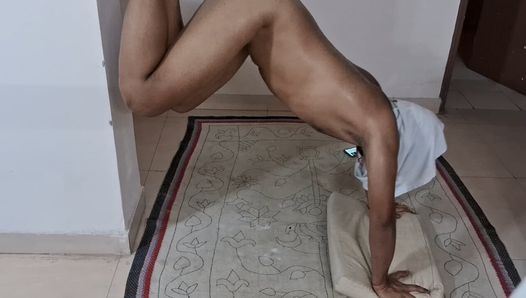 Indischer Junge allein macht Zumba-Tanz als sexuelles Aufwärmen