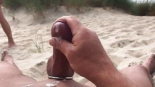 Vreemdelingen laten kijken naar me masturberen op het strand