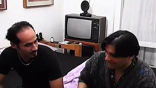 Tante seksi leopard di-gangbang habis-habisan sama cowok-cowok sange