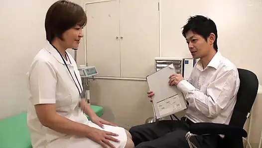 Секс с кримпаем грудастой зрелой женщины на работе