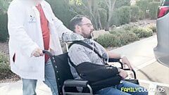 Cuckold-Ehemann versucht, Ehefrau zu verlassen und landet im Rollstuhl