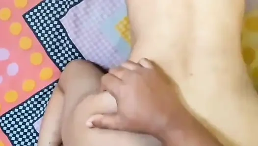 Pacar India disetubuhi dari belakang oleh pacarnya saat dia berteriak