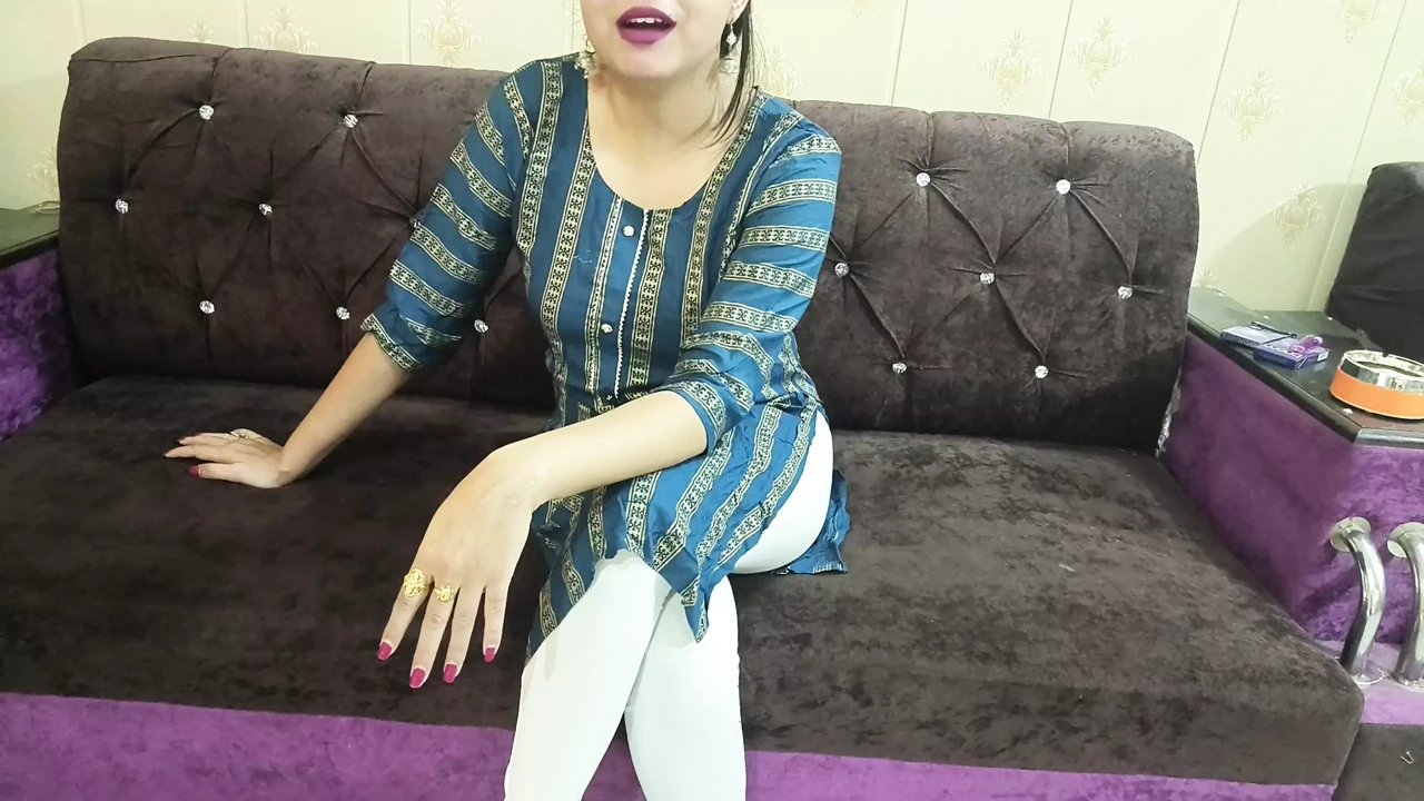 Tharki Aurat Makan Malkin Ne apne kirayedar ko chodne ka training deti hai