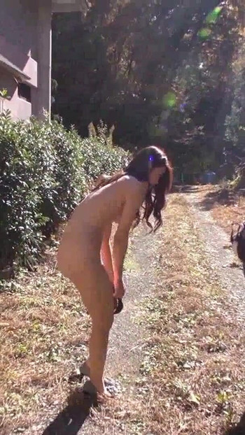 Morate podijeliti trenutak iz "Amaterskog japanskog seks filma s mladom djevojkom i starijim muškarcima. Razne scene seksa"