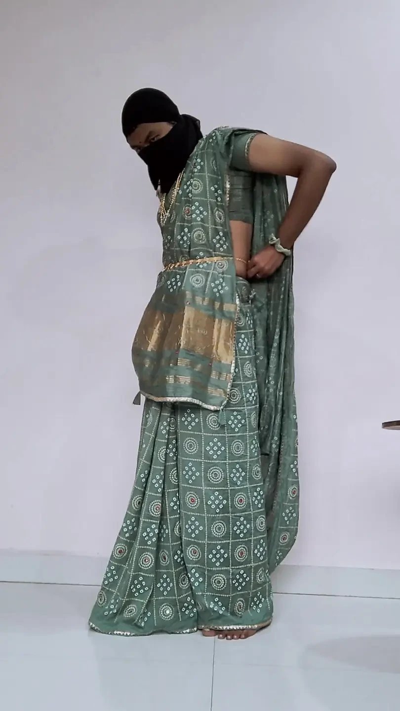 गुजराती शैली की साड़ी पहने हुए